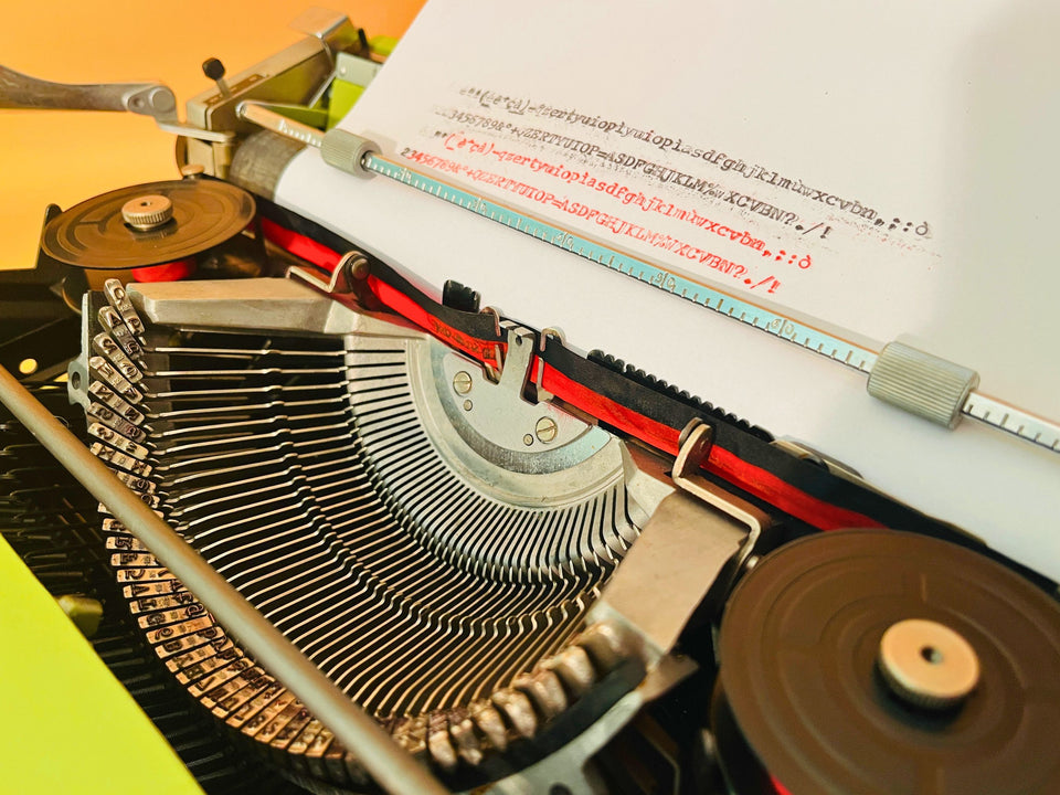 Olivetti lettera 32 typewriter special edition green color close shot to typesample