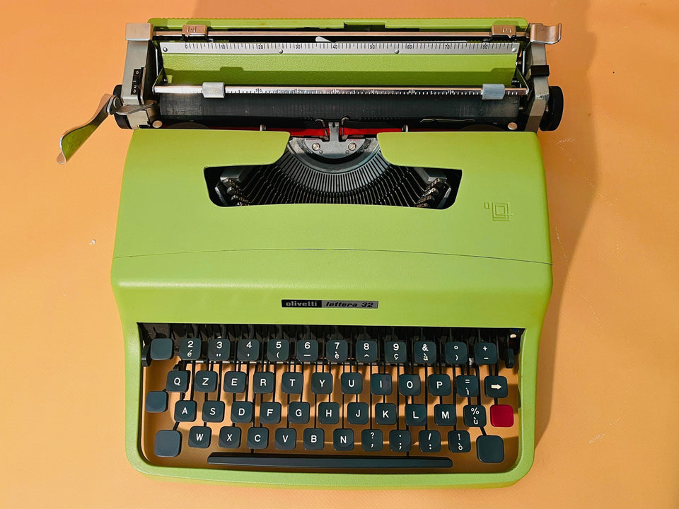 Olivetti lettera 32 typewriter special edition green color close shot of keyboard qzerty