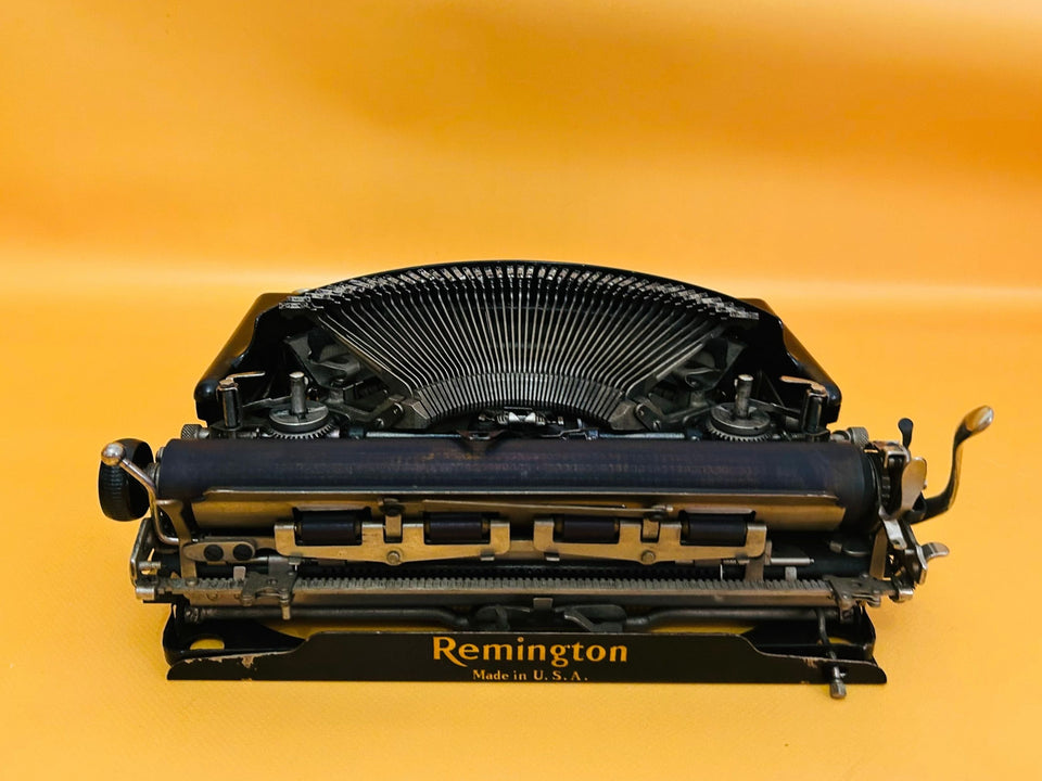 Remington Portable Vintage Typewriter - Glass Keys AZERTY French Keyboard With Case