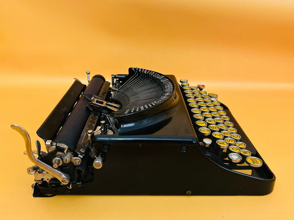 Remington Portable Vintage Typewriter - Glass Keys AZERTY French Keyboard With Case