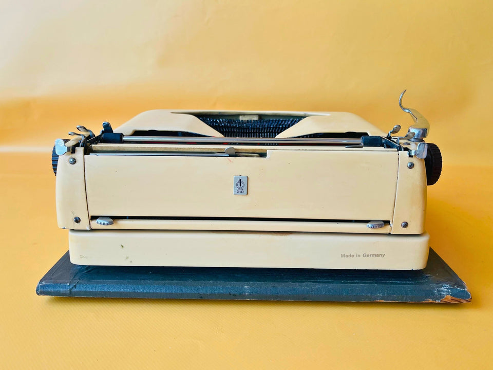 Working Typewriter Erika Model 10 Cream With Case And Brushes QWERTY