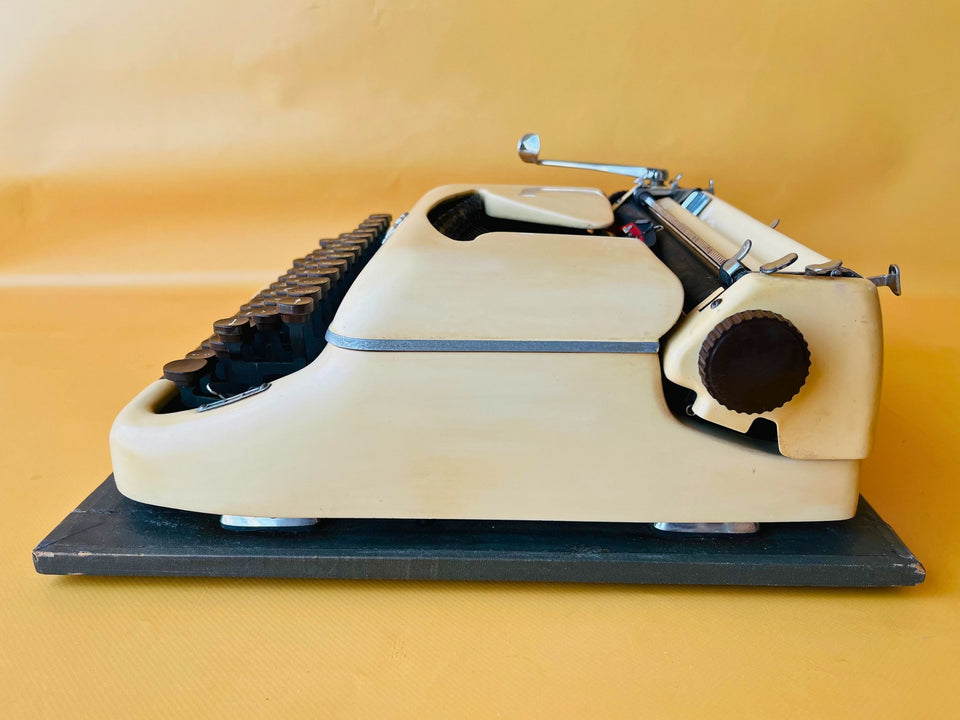 Working Typewriter Erika Model 10 Cream With Case And Brushes QWERTY