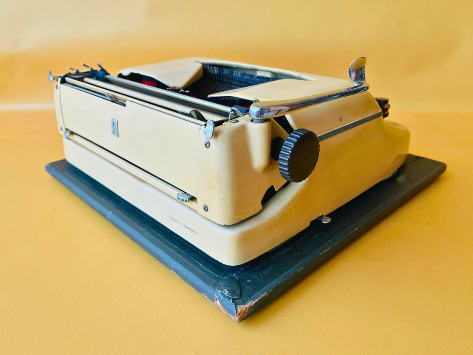 Working Typewriter Erika Model 10 Cream With Case And Brushes QWERTY