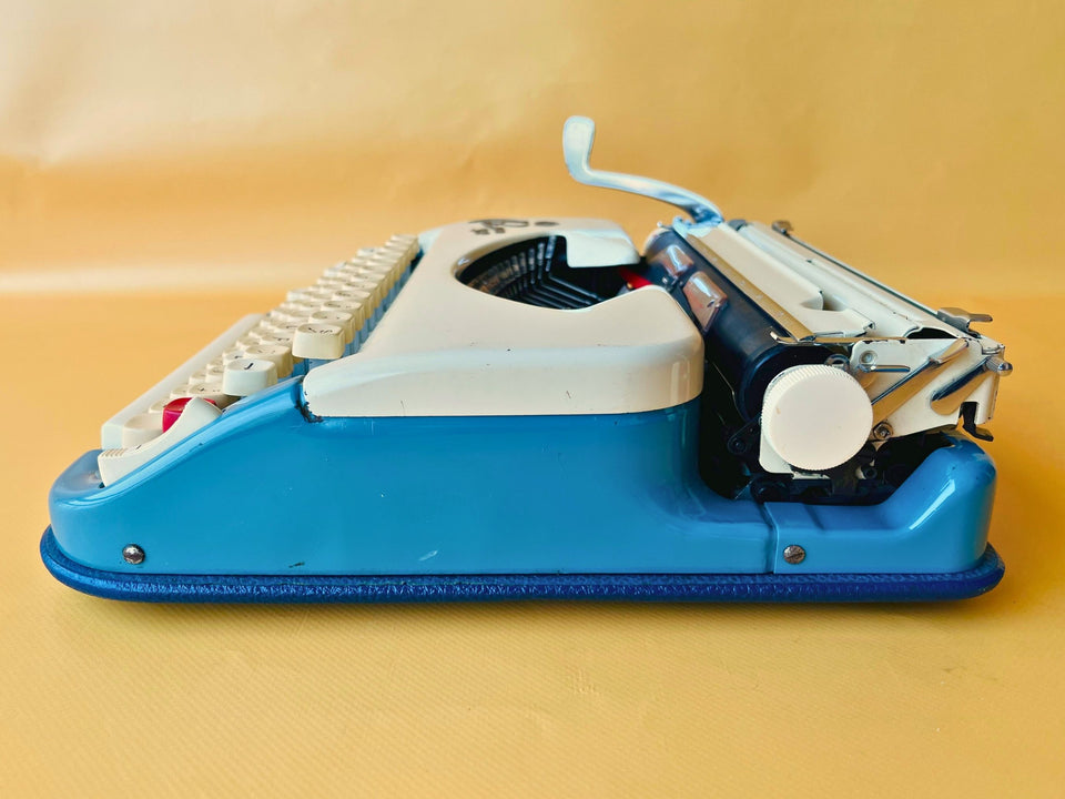 Working Typewriter Princess 300 Blue With Leather Case QWERTY