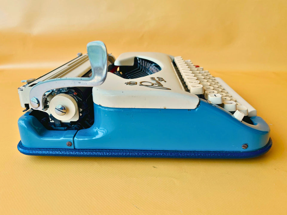 Working Typewriter Princess 300 Blue With Leather Case QWERTY