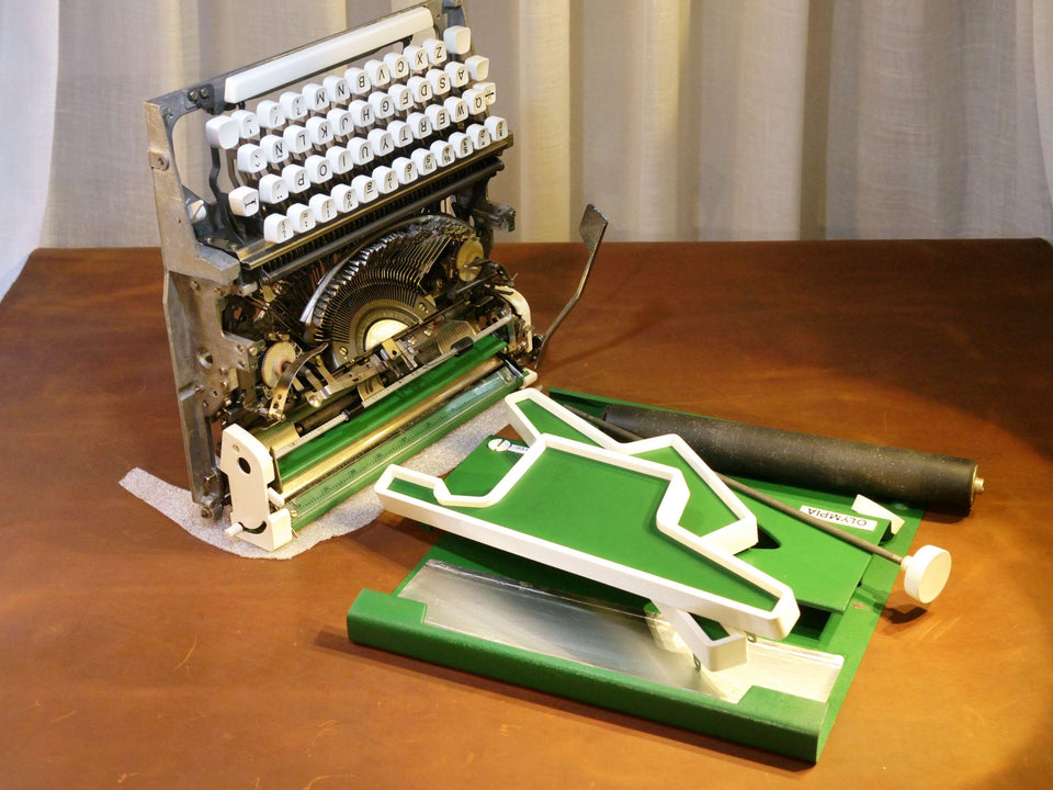 Olympia Traveller De Luxe Typewriter – 1970s Green Portable Manual Typewriter with Case
