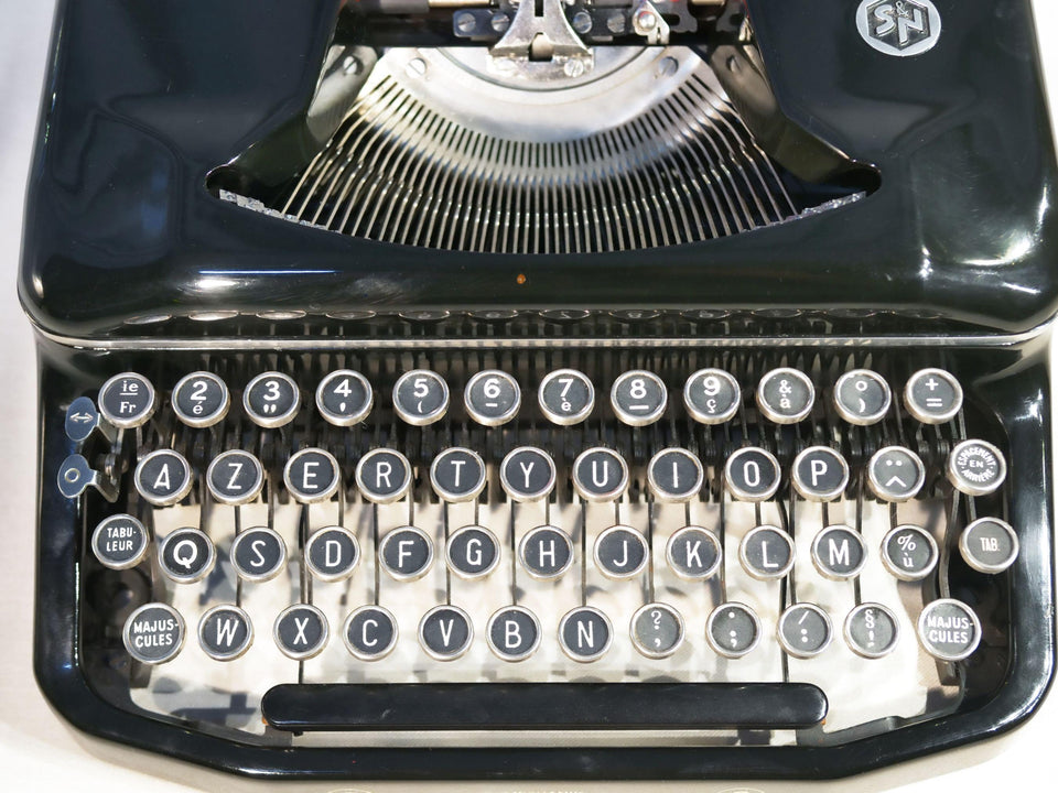 Erika Model 8 Manual Typewriter - Working 1930s German Machine - AZERTY Black Gloss