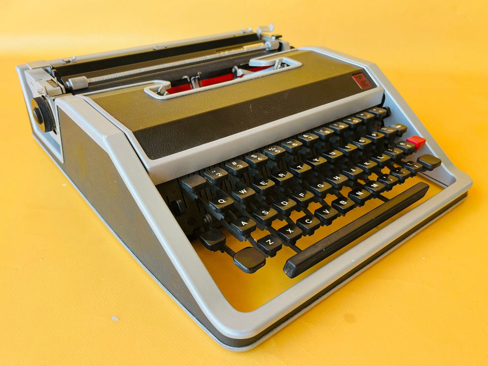 Working Typewriter Olivetti Underwood Lettera 33 Mint With Case