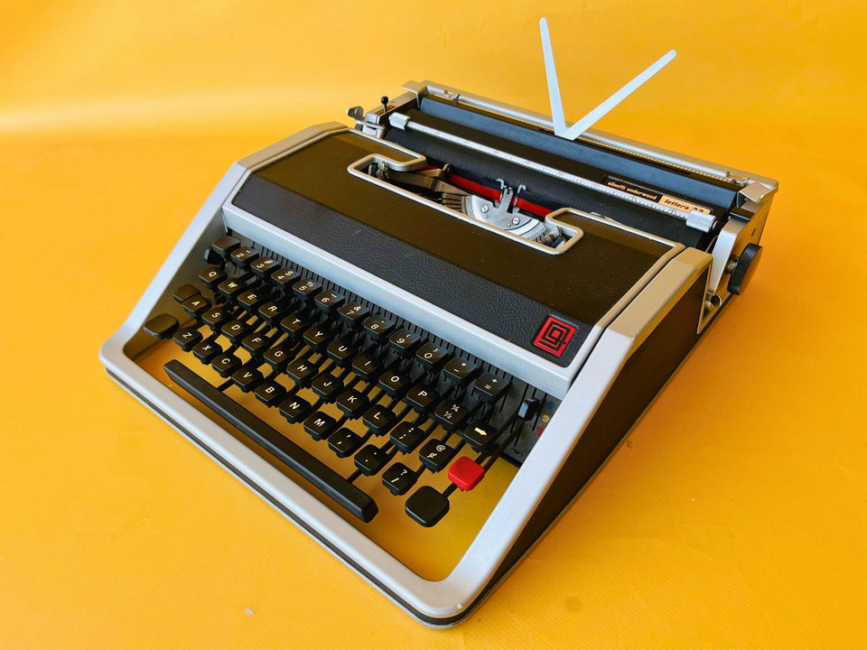 Working typewriter Olivetti Underwood Lettera 33 front view