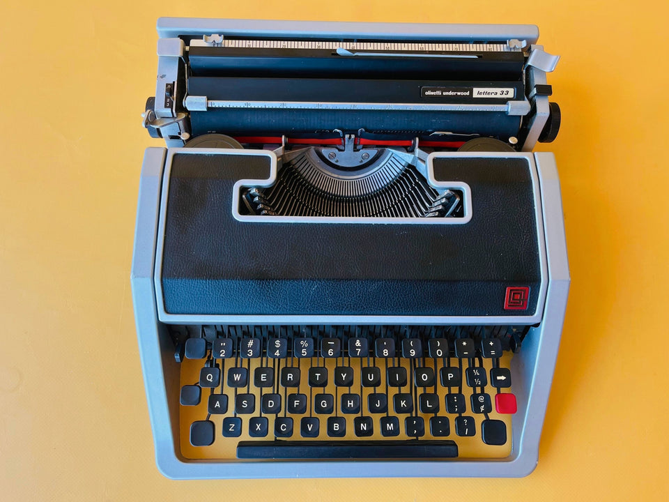 Working typewriter Olivetti Underwood Lettera 33 with case