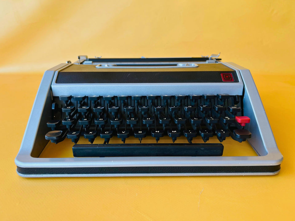 Working Typewriter Olivetti Underwood Lettera 33 Mint With Case