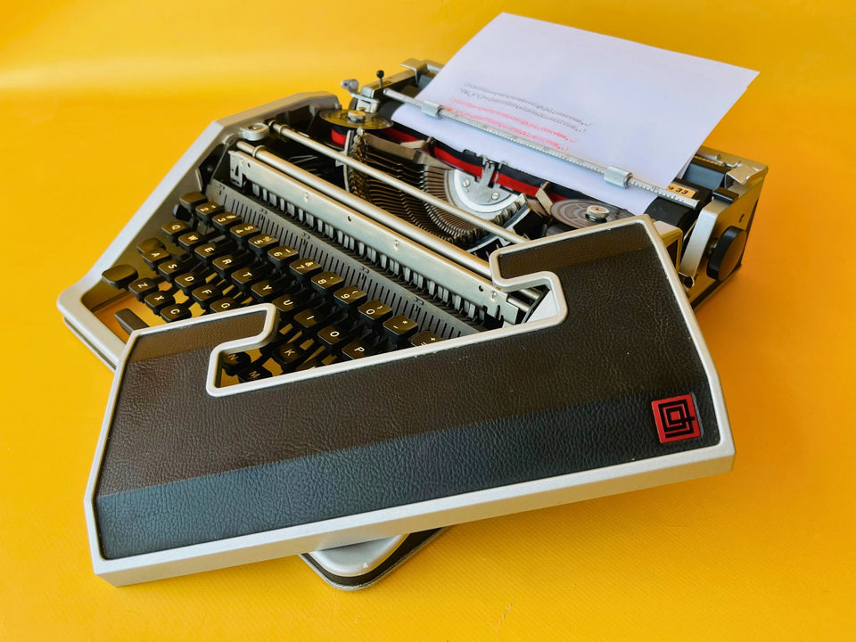 Working Typewriter Olivetti Underwood Lettera 33 Mint With Case