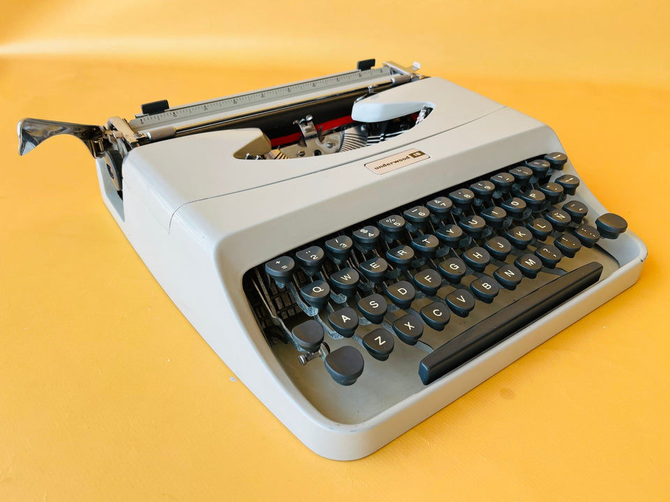 Working Typewriter Underwood 18 Gray Portable Spanish Qwerty