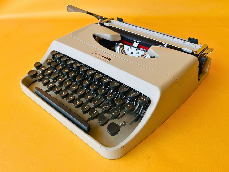 Working typewriter Underwood 18 gray front view
