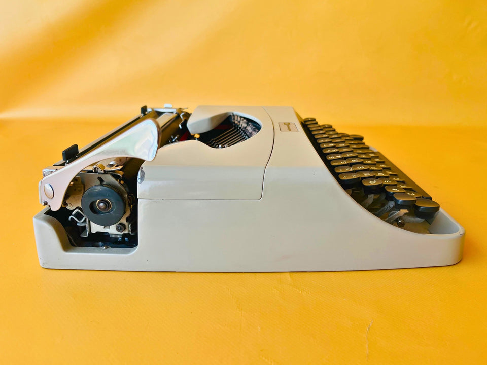 Working Typewriter Underwood 18 Gray Portable Spanish Qwerty