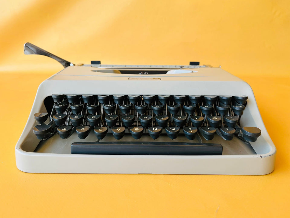 Working Typewriter Underwood 18 Gray Portable Spanish Qwerty