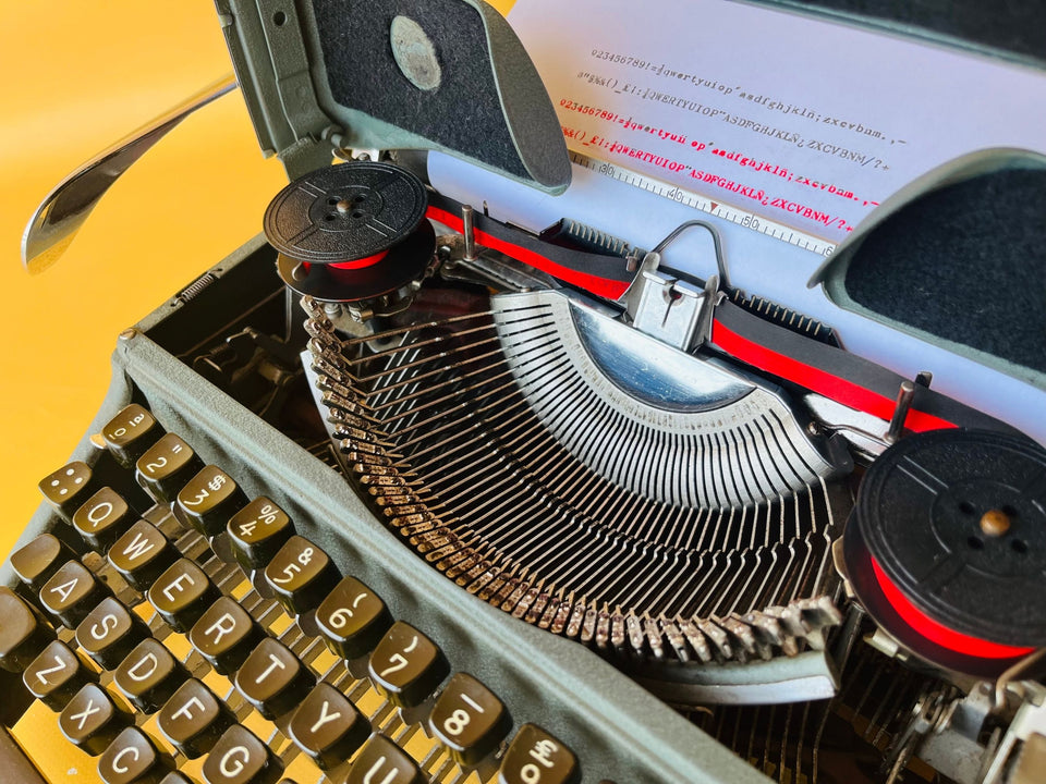 Working Typewriter Olympia SM3 Teal Spanish QWERTY Small Font