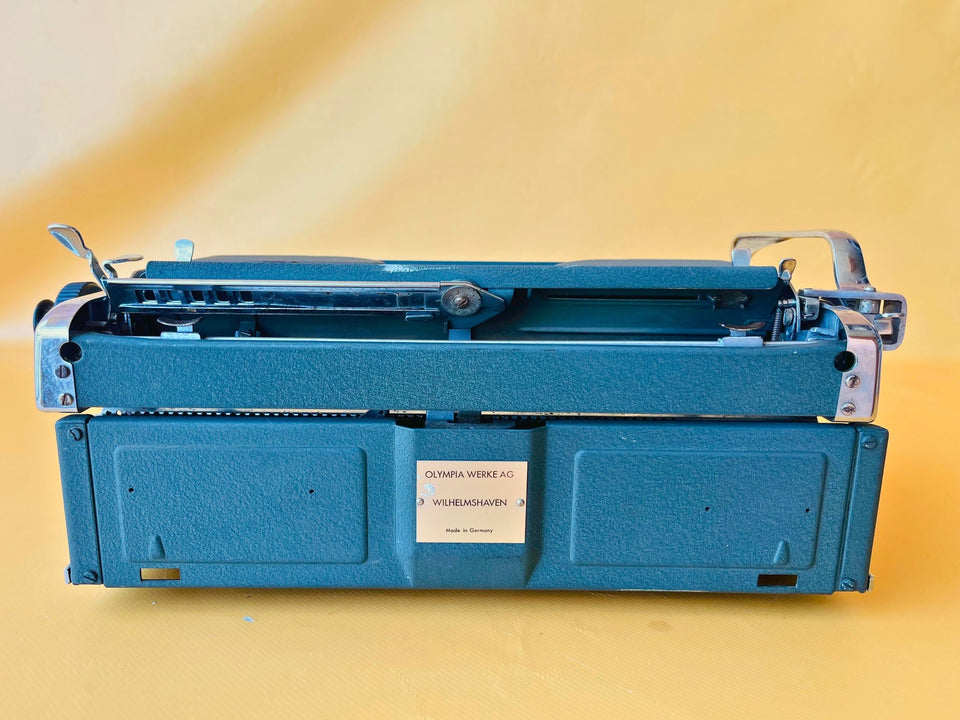 Working Typewriter Olympia SM3 Teal Spanish QWERTY Small Font