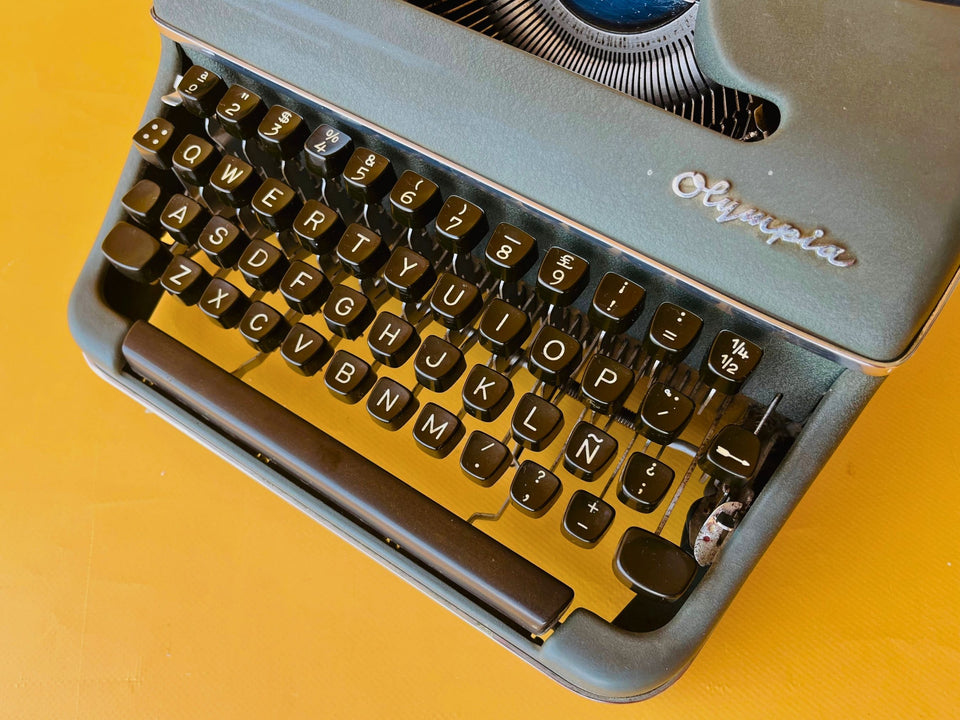 Working Typewriter Olympia SM3 Teal Spanish QWERTY Small Font