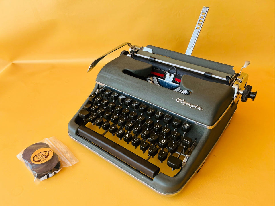Working Typewriter Olympia SM3 Teal Spanish QWERTY Small Font