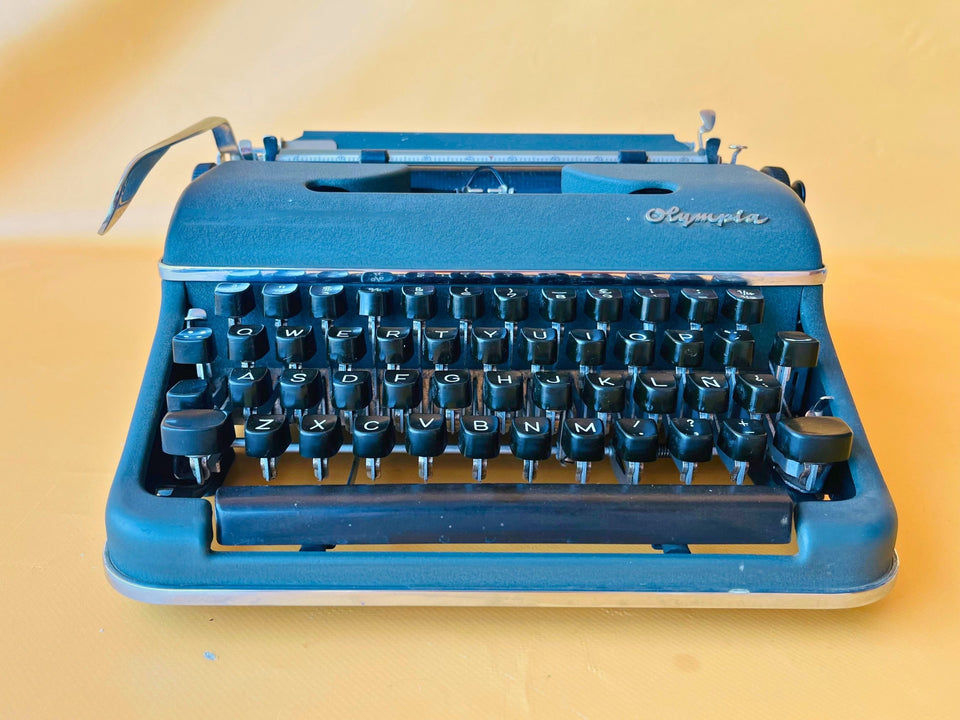 Working Typewriter Olympia SM3 Teal Spanish QWERTY Small Font