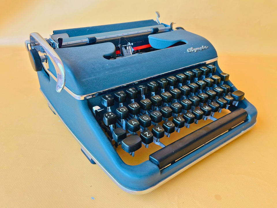 Working Typewriter Olympia SM3 Teal Spanish QWERTY Small Font