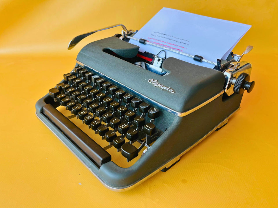 Working Typewriter Olympia SM3 Teal Spanish QWERTY Small Font