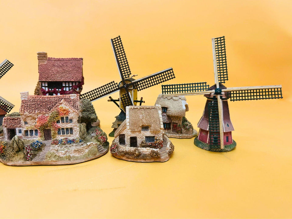 Vintage Lilliput Lane miniatures set display tiny houses collection