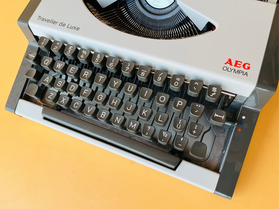 Working Olympia Traveller Deluxe Typewriter English QWERTY| White & Black | 1970s