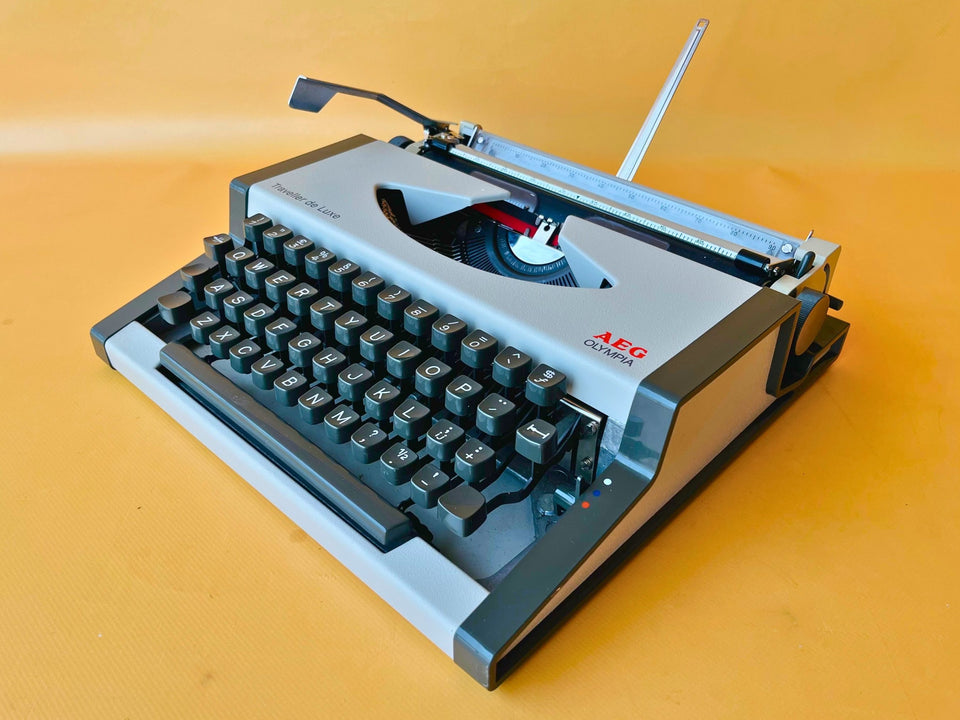 AEG Olympia Traveller de Luxe typewriter English QWERTY keyboard