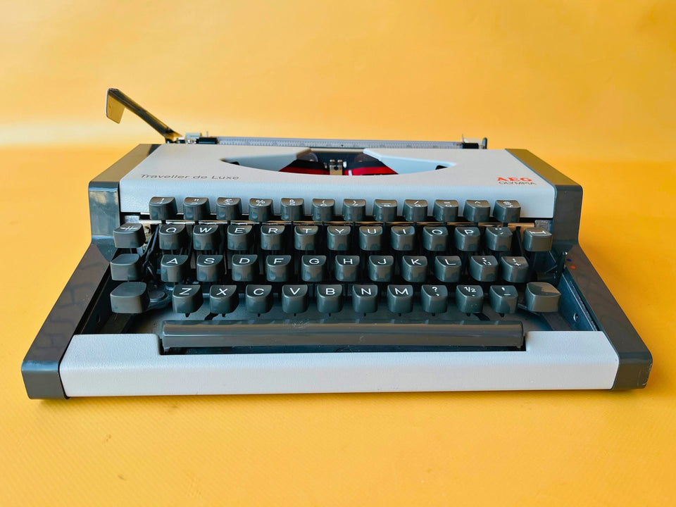 Working Olympia Traveller Deluxe Typewriter English QWERTY| White & Black | 1970s