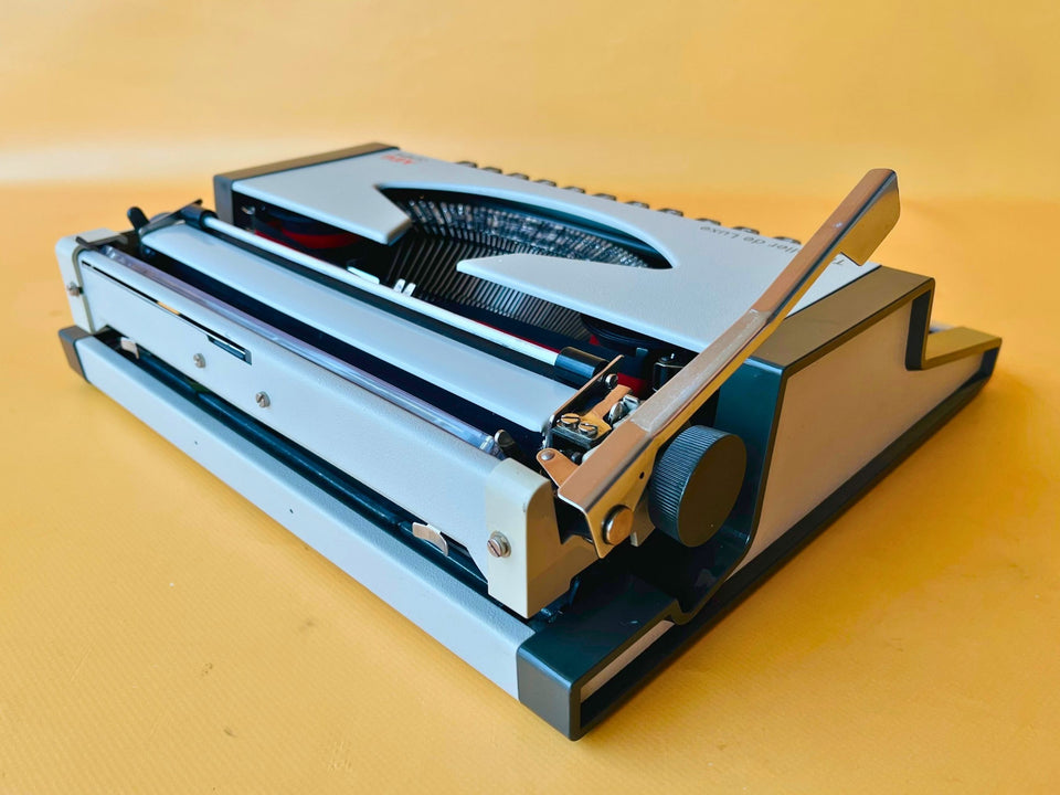 Working Olympia Traveller Deluxe Typewriter English QWERTY| White & Black | 1970s