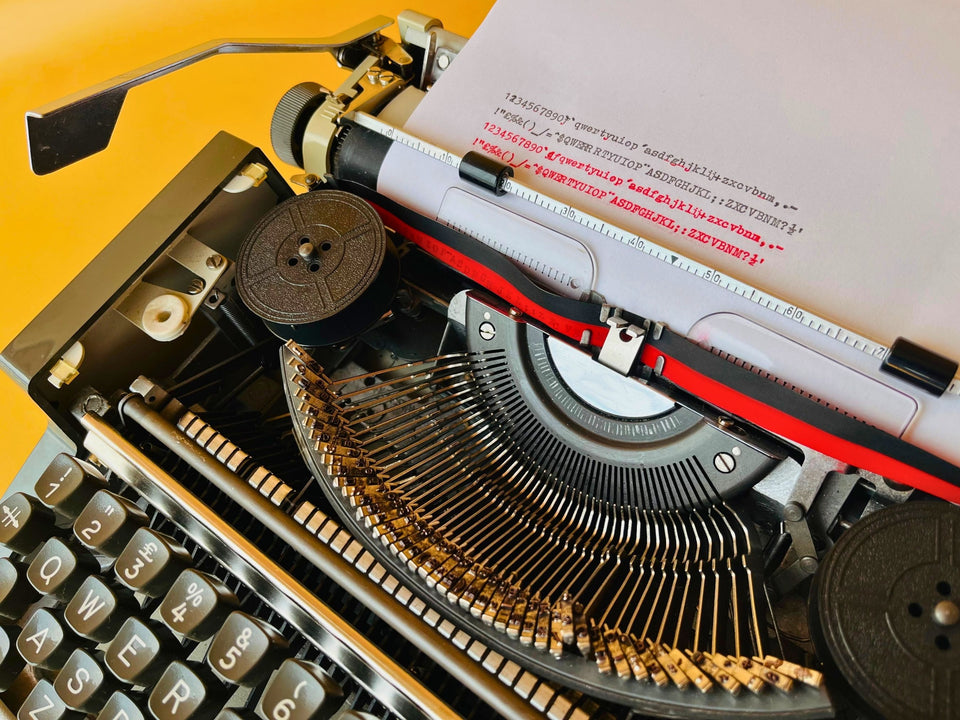 Working Olympia Traveller Deluxe Typewriter English QWERTY| White & Black | 1970s