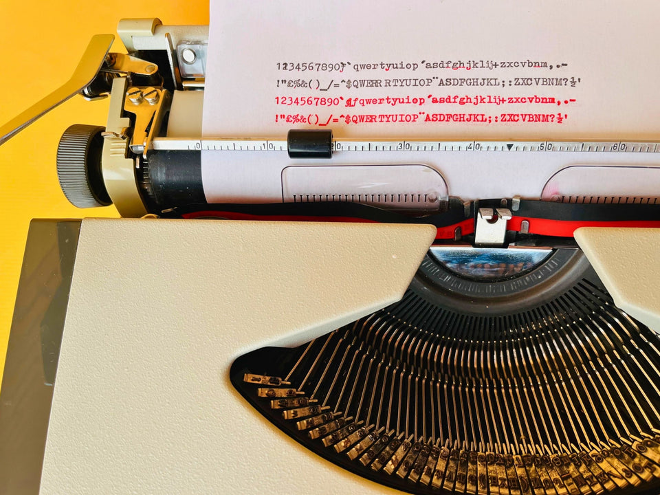 AEG Olympia Traveller de Luxe typesample in black and red
