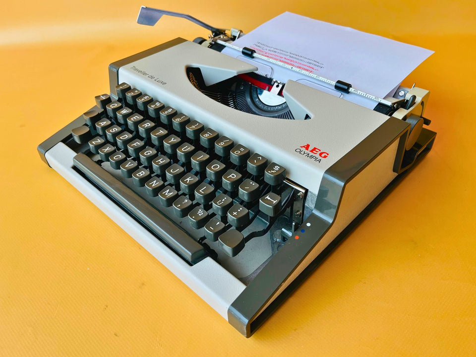 Working Olympia Traveller Deluxe Typewriter English QWERTY| White & Black | 1970s