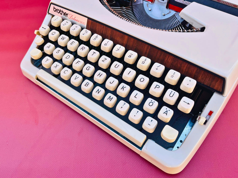 Working Typewriter Brother Deluxe 900 Mint Condition With Case