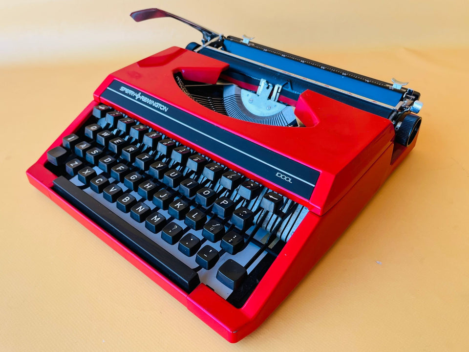 Working typewriter Sperry Remington Idool red main view with case