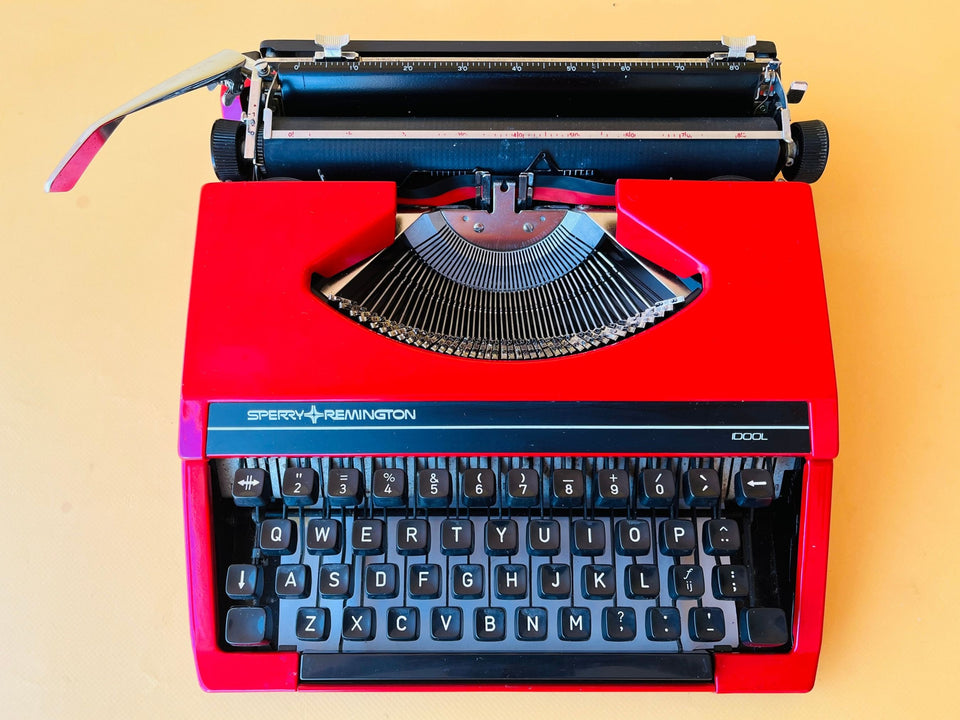 Sperry Remington Idool Dutch Qwerty keyboard close-up from above