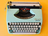 Olympia Splendid 33 Dutch QWERTY keyboard close-up