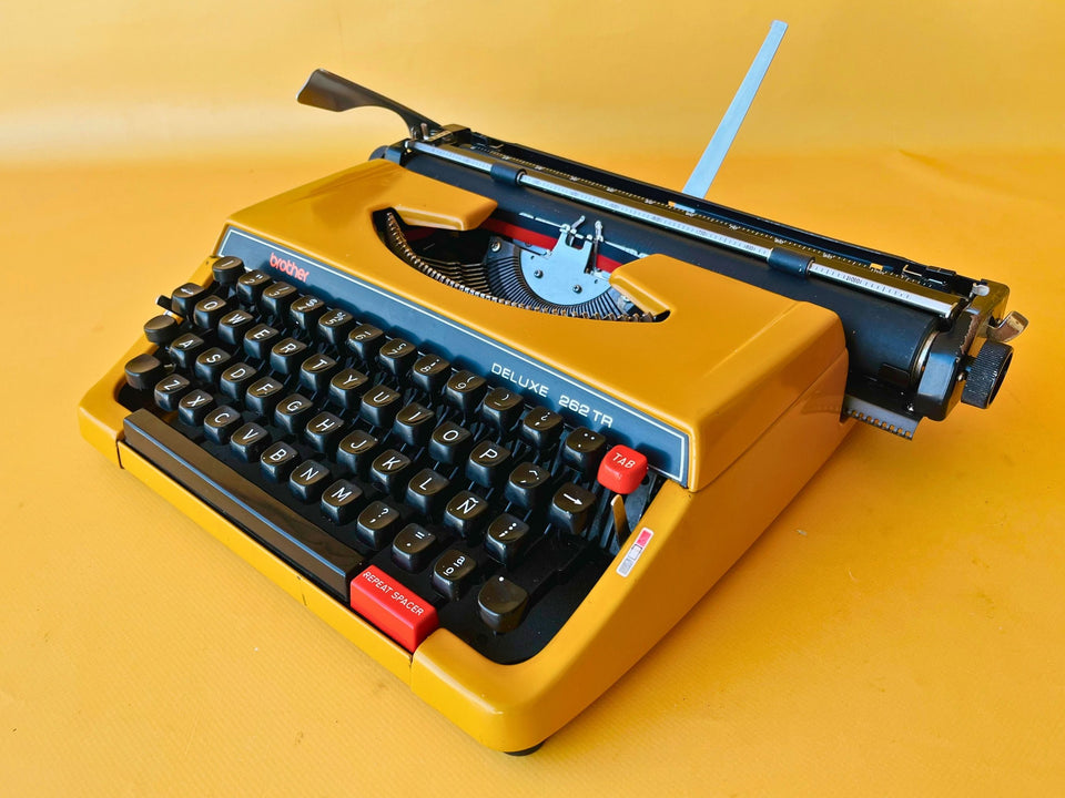 Working typewriter Brother Deluxe 262TR orange main view