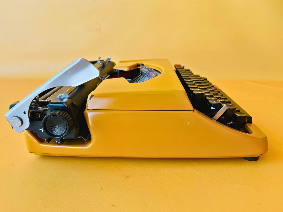 Working Typewriter Brother Deluxe 262TR Orange Spanish Qwerty