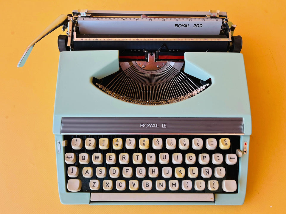 Royal 200 Spanish Qwerty keyboard close-up from above