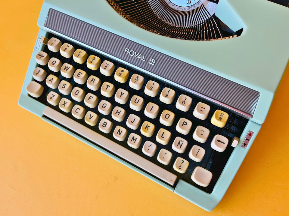 Working Typewriter Royal 200 Cyan Custom Painted Spanish Qwerty