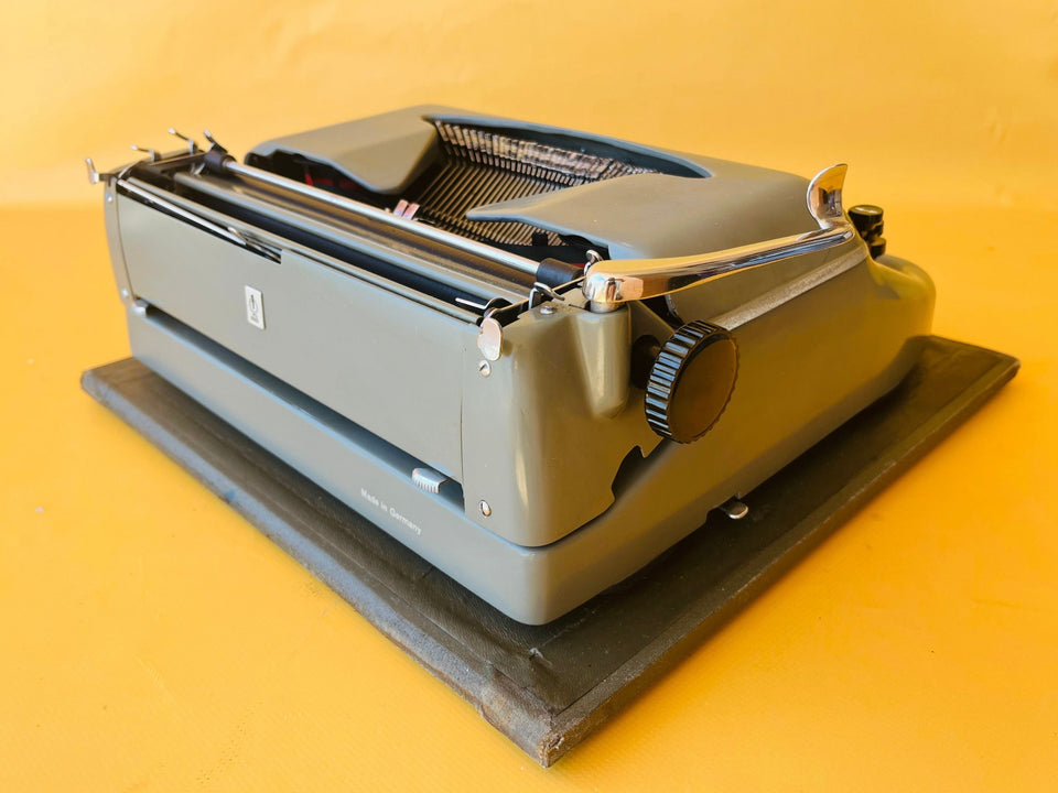 Working Typewriter Erika Model 10 Mint Condition With Case