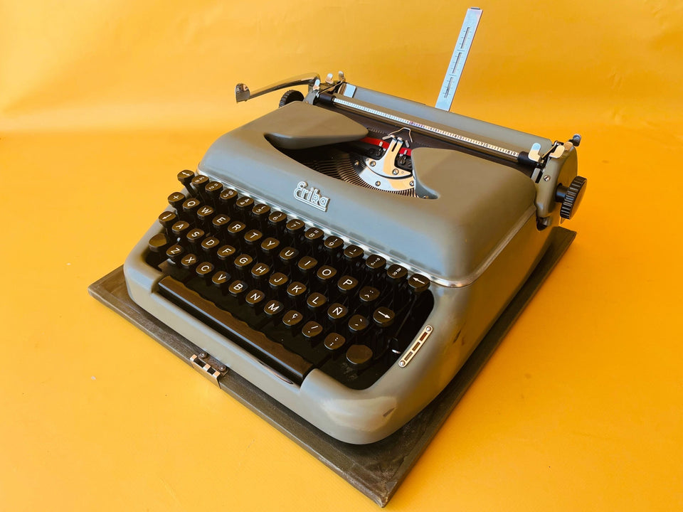 Working typewriter Erika Model 10 mint condition main view with case