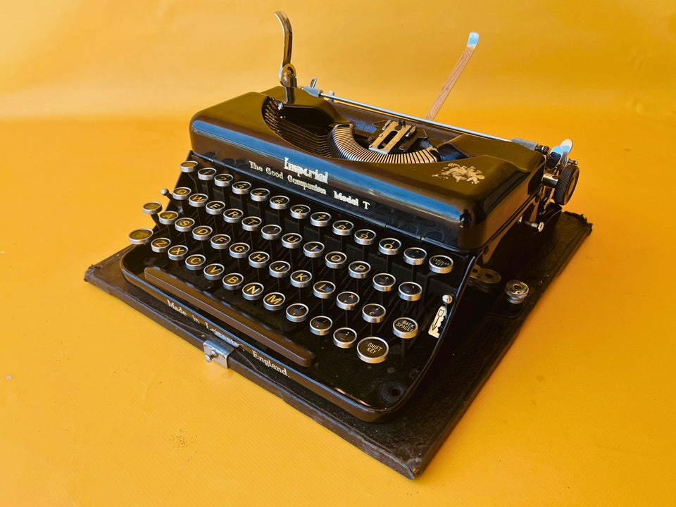 Working typewriter Imperial Good Companion Model T main view with case