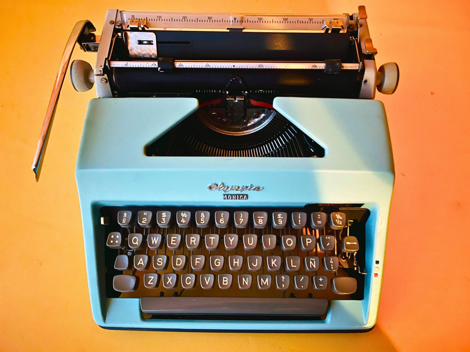 Olympia Monica Spanish QWERTY keyboard close-up from above