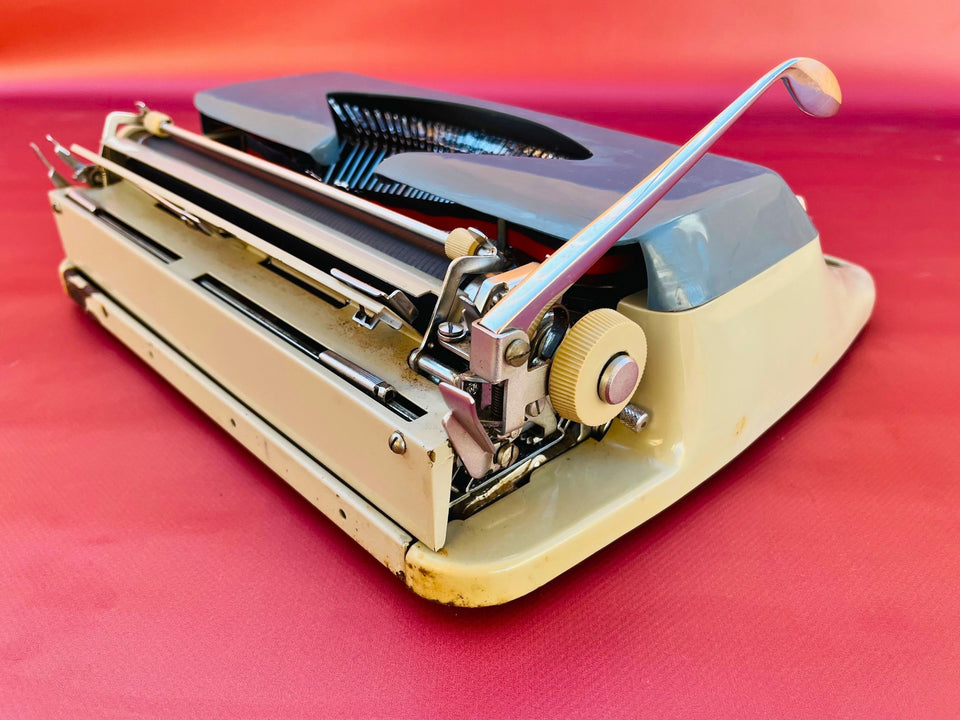 Working Typewriter Amaya Deluxe Blue With Case