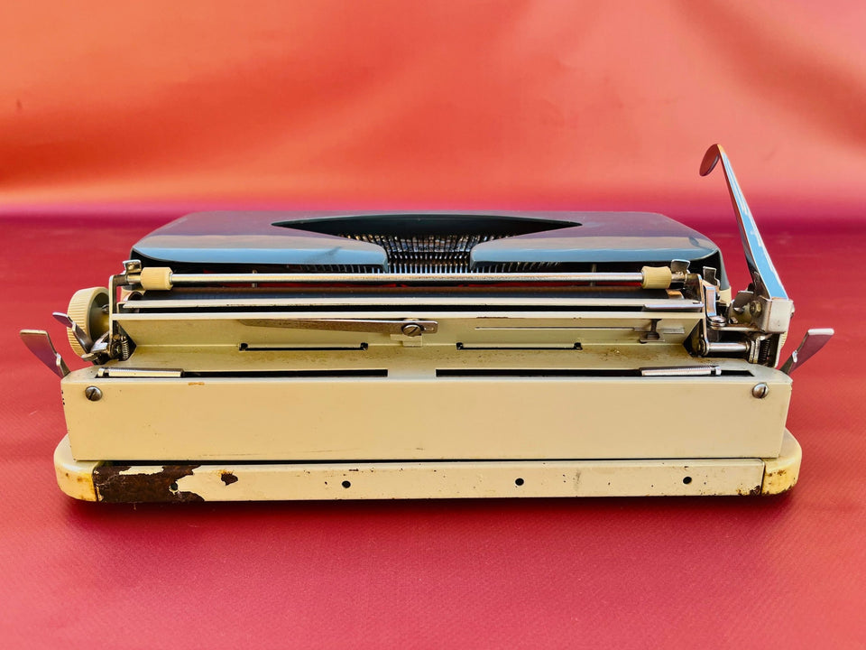 Working Typewriter Amaya Deluxe Blue With Case