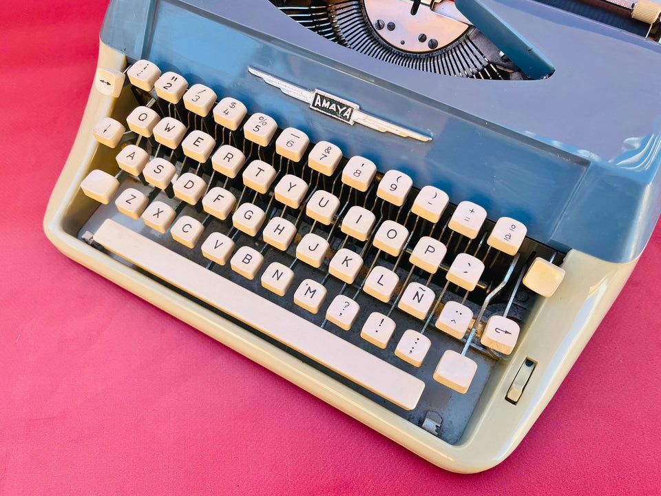 Working Typewriter Amaya Deluxe Blue With Case